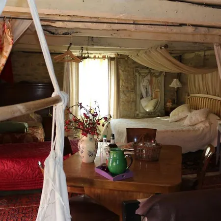 Le Moulin A Huile Bed & Breakfast Vailhourles