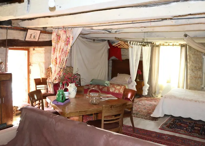 Le Moulin A Huile Bed & Breakfast Vailhourles